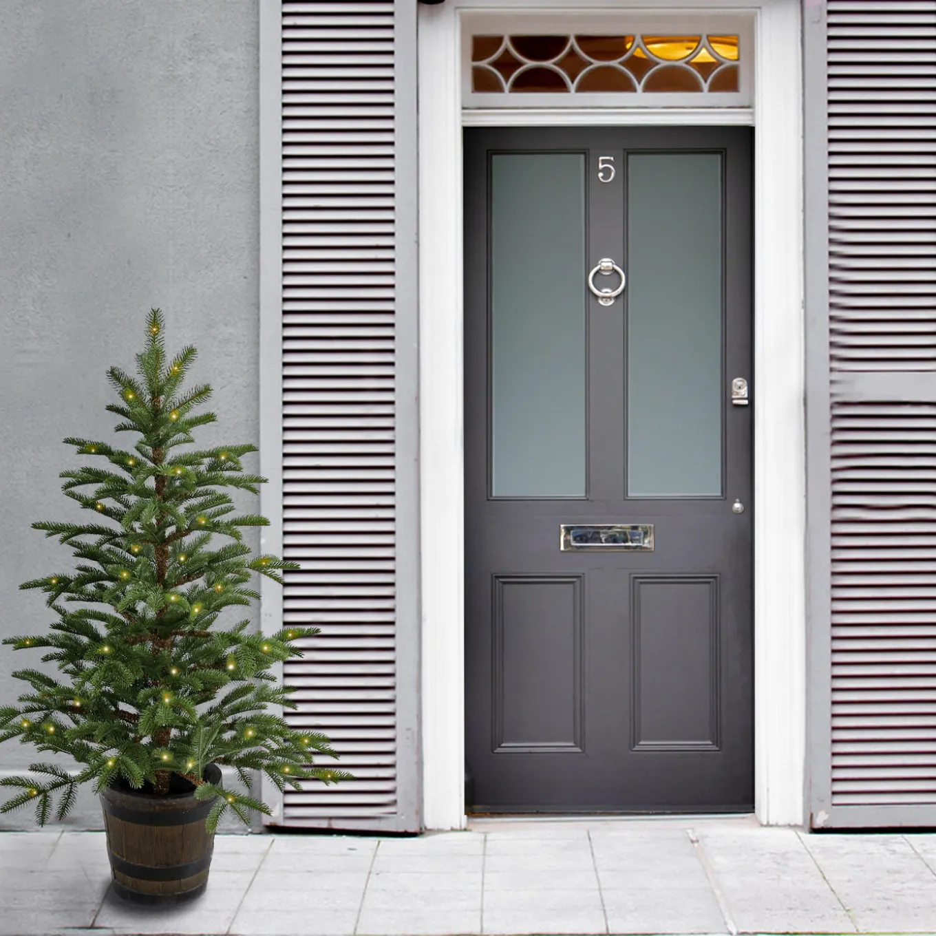 4 ft. Norwegian Spruce Entrance Tree with Clear Lights